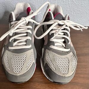 Skechers womens Resistance Trainers shoes.  Size 7